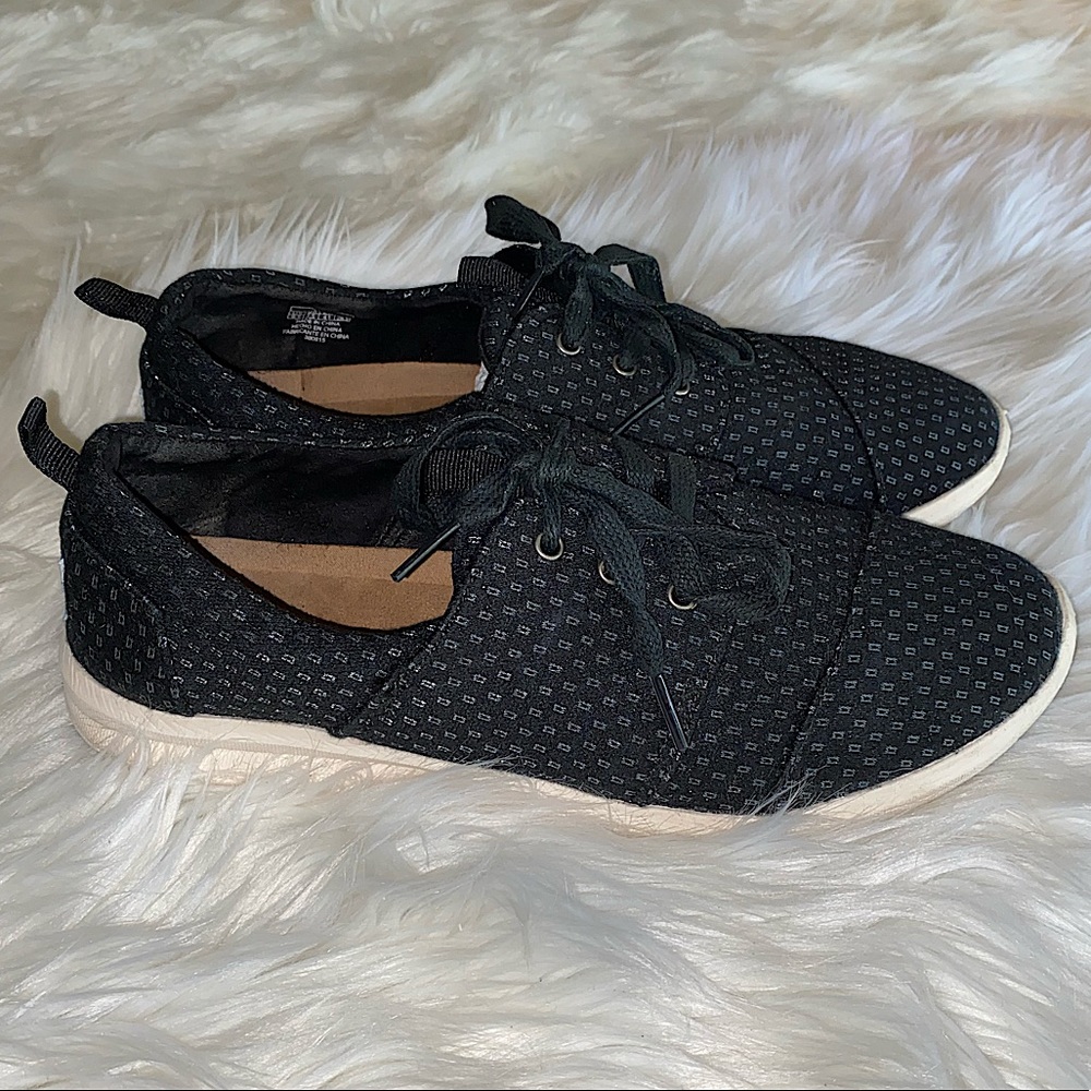 Men’s size 9.5 black patterned TOM’s sneakers